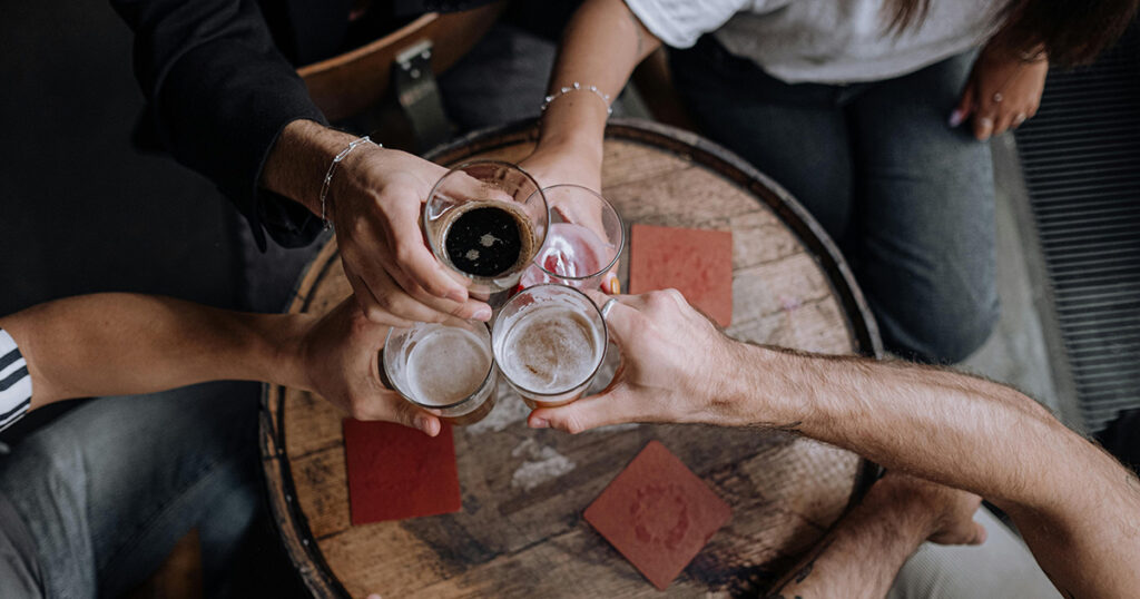 Comensales disfrutando de una cerveza artesanal Alhambra y menú especial