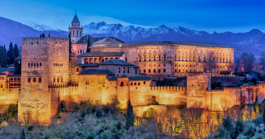 Vista panorámica de la Alhambra al atardecer en Granada, España.