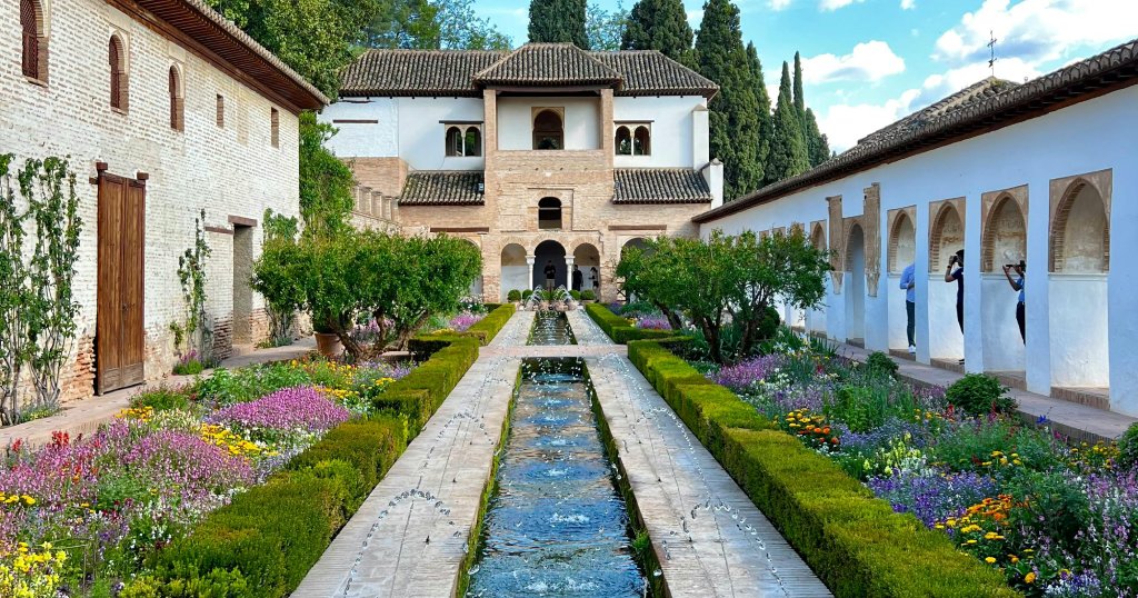 Jardines del Generalife con vista a la ciudad de Granada.