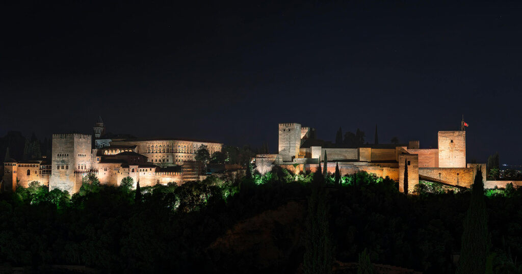 Vista nocturna de la Alhambra desde la terraza del Carmen Aben
Humeya en Navidad.