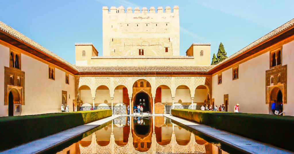 ardines del Generalife con fuentes y paisajes románticos.