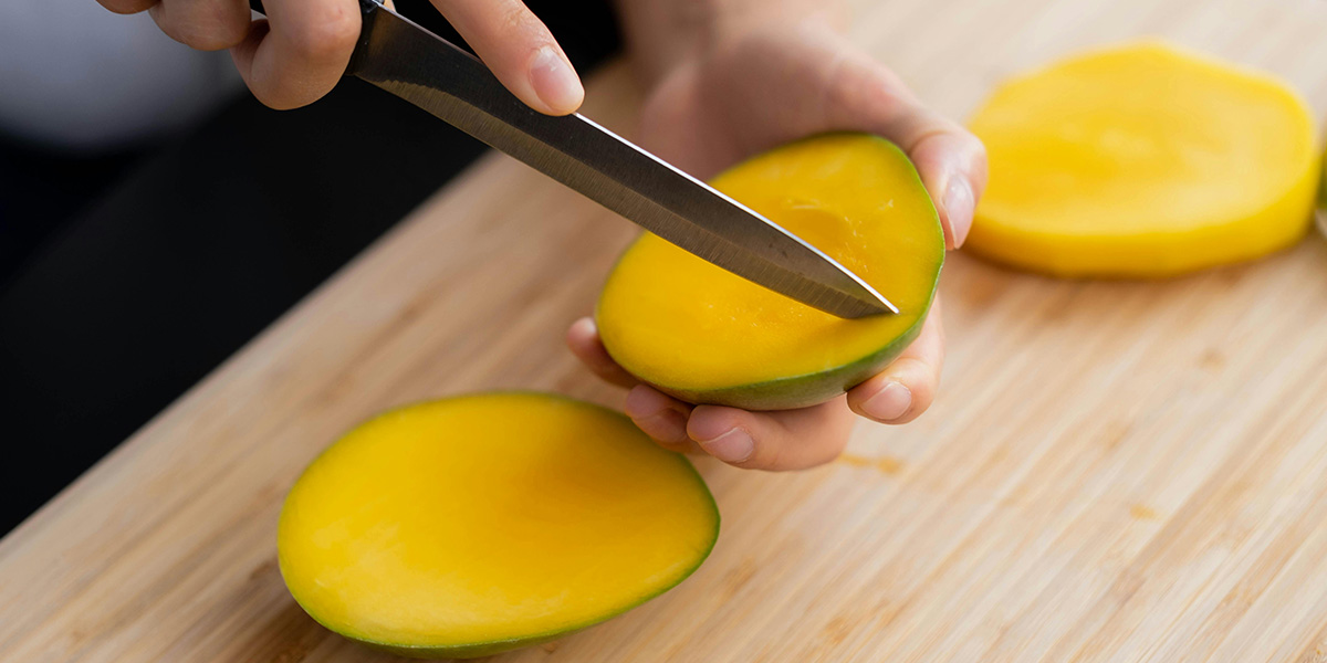 Ingredientes frescos para preparar ajoblanco de mango.