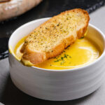 Plato de ajoblanco de mango