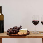 Copa de vino blanco de Granada junto a entrada fría en el Carmen de Aben Humeya