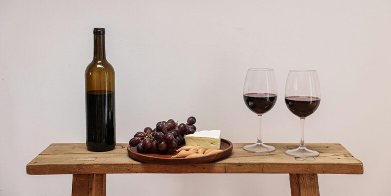 Copa de vino blanco de Granada junto a entrada fría en el Carmen de Aben Humeya