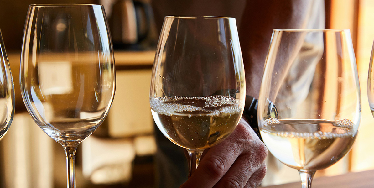Botella de vino granadino seleccionado para maridaje