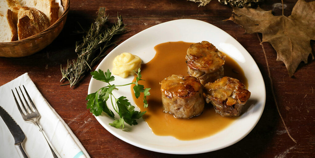 Plato de autor servido en una cena romántica en restaurante en Granada