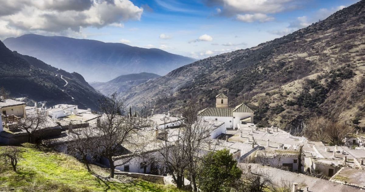 Pueblo blanco de la Alpajurra en Granada